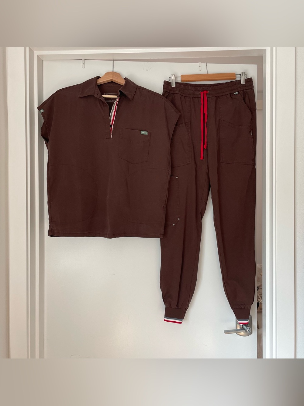 Mediclo Espresso Brown Scrubs Set: SMALL Top + MEDIUM Jogger pants